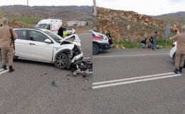 Diyarbakır’ın Çermik ilçesinde meydana gelen trafik kazasında iki araç kafa kafaya çarpıştı, kazada 6 kişi yaralandı.