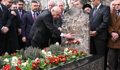 MHP Lideri Devlet Bahçeli, Başbuğ Alparslan Türkeş’i kabri başında andı!