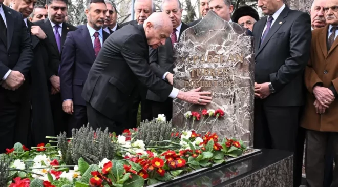MHP Lideri Devlet Bahçeli, Başbuğ Alparslan Türkeş’i kabri başında andı!
