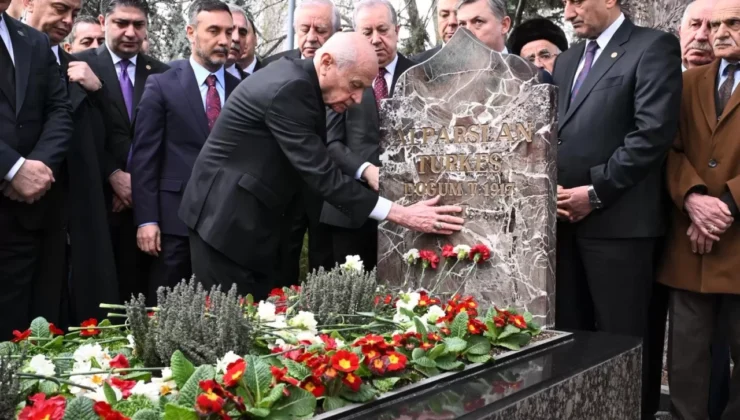 MHP Lideri Devlet Bahçeli, Başbuğ Alparslan Türkeş’i kabri başında andı!