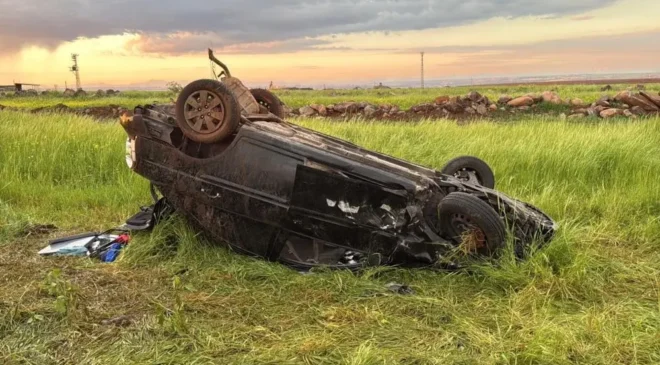 Diyarbakır’da otomobil tarlaya uçtu: Ağır yaralılar var