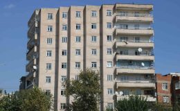 95 yaşındaki Fuat dede depremlerde terk edilen binada tek başına yaşıyor