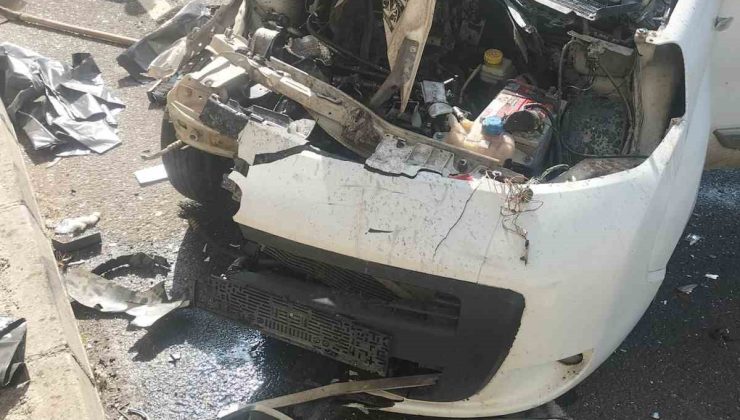 Diyarbakır’da hafif ticari araç park halindeki kamyonete çarptı: 2 yaralı