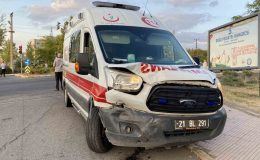 Diyarbakır’da hasta taşıyan ambulans kazaya karıştı: 1 yaralı