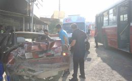 Diyarbakır’da park halindeki otomobile otobüs çarptı