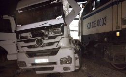 Diyarbakır’daki tren kazasında yaralanan tır sürücüsü hayatını kaybetti