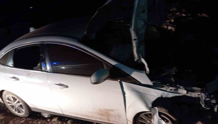 Tırın patlayan tekerinden fırlayan jant kazaya neden oldu: 2 yaralı