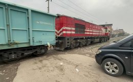 Diyarbakır’da tren kazası: Hafif ticari araç sürücüsü ölümden döndü