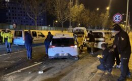 Diyarbakır’da kamyonet ile otomobil çarpıştı: 3 yaralı