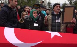 Şehit babasının evladına veda ederken söyledikleri duygulandırdı: Seninle gurur duyuyorum oğlum…