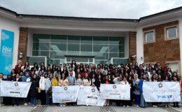 “Maziden Atiye Ahlat” programıyla öğrencilere bölge tanıtılıyor.