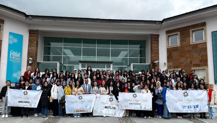 “Maziden Atiye Ahlat” programıyla öğrencilere bölge tanıtılıyor.