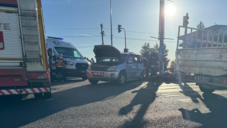 Diyarbakır’da otomobil ile pikap kavşakta çarpıştı: 4 yaralı