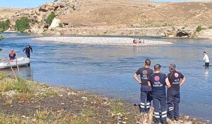 Dicle Nehri’nde mahsur kalan 4 çocuk ve genç kurtarıldı