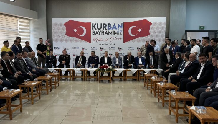 Diyarbakır Valisi bayram kutlamasında vatandaşlarla vedalaştı