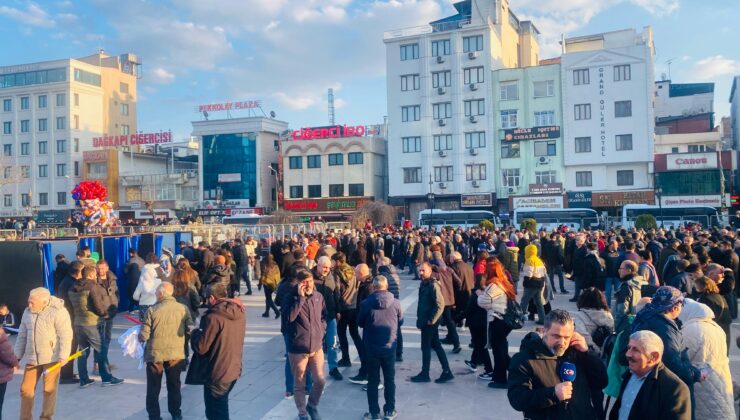Terör örgütü elebaşı Öcalan’ın PKK’ya silah bırakma çağrısı Diyarbakır’da dev ekrandan takip edildi