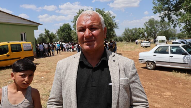 Diyarbakır’da asırlık gelenekte bir araya gelen gençler birbirlerini kırbaçlıyor