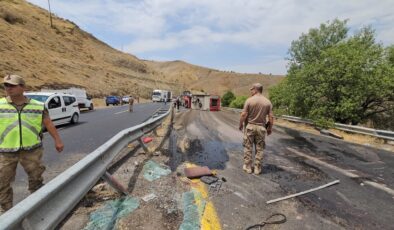 Yangına giden itfaiye aracı devrildi: 1’i ağır 3 yaralı