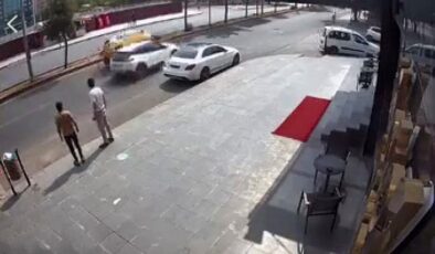 Dikkatsiz sürücü, taksinin yan yatmasın atmasına neden oldu