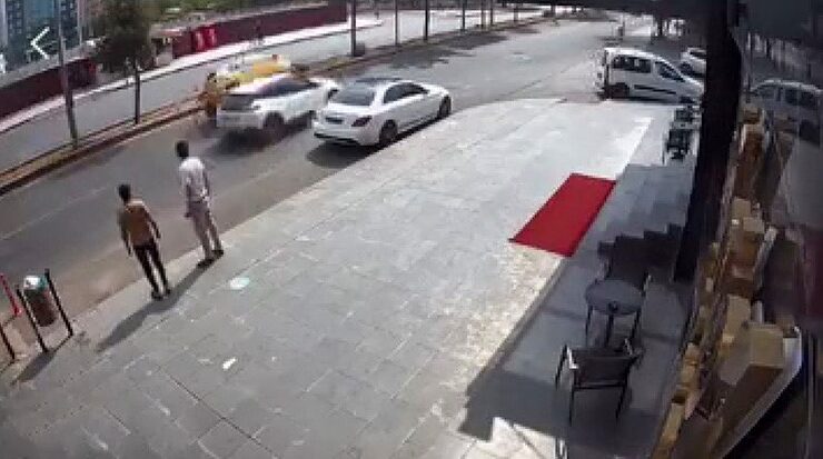 Dikkatsiz sürücü, taksinin yan yatmasın atmasına neden oldu