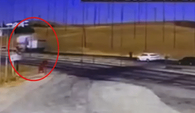 Kamyona Arkadan Çarpan TIR’ın Şoförü Öldü ; Kaza Kamerada