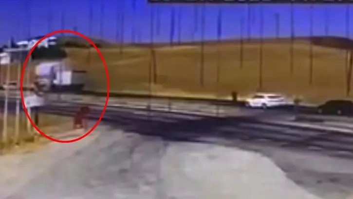 Kamyona Arkadan Çarpan TIR’ın Şoförü Öldü ; Kaza Kamerada