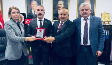 MHP Dilovası İlçe Başkanı Yusuf Turhan’a “Terörsüz Türkiye” çalışmalarından dolayı plaket