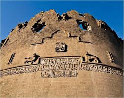 Diyarbakır’da Tarihi Miras ve Şehir Estetiği Tehlikede: Surlar Çevresi Çöp Yığınları, Kaldırımlar Harabeye Döndü