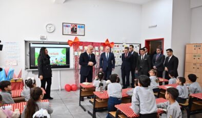 Vali Zorluoğlu, Diyarbakır’da Öğrencilerin Karne Sevincine Ortak Oldu