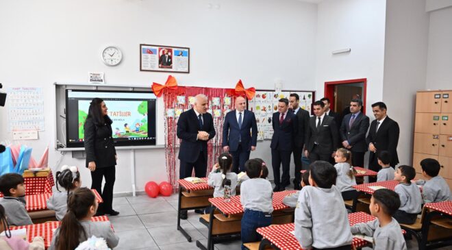 Vali Zorluoğlu, Diyarbakır’da Öğrencilerin Karne Sevincine Ortak Oldu