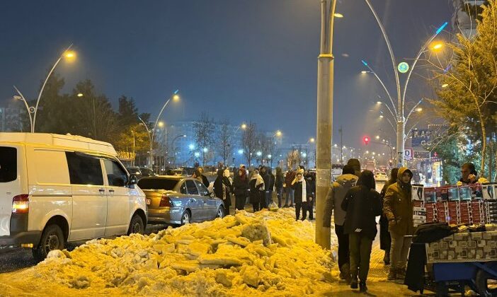 Diyarbakır’da Karla Birlikte Ulaşım Çilesi: Vatandaşlar Soğukta Saatlerce Bekliyor!