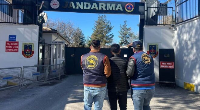 Diyarbakır’da jandarma ekiplerince düzenlenen operasyonlarda haklarında kesinleşmiş hapis cezası bulunan 104 kişi yakalandı.