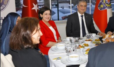 Adana Valisi Mustafa Yavuz ve eşi Süreyya Yavuz Hanımefendi, İl Emniyet Müdürlüğü tarafından Polisevi’nde düzenlenen iftar programında şehit aileleri, gaziler ve aileleriyle bir araya geldi.