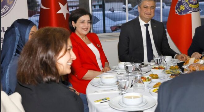 Adana Valisi Mustafa Yavuz ve eşi Süreyya Yavuz Hanımefendi, İl Emniyet Müdürlüğü tarafından Polisevi’nde düzenlenen iftar programında şehit aileleri, gaziler ve aileleriyle bir araya geldi.