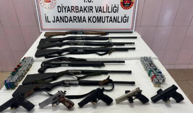 Diyarbakır’da Jandarmadan Silah Kaçakçılığı Operasyonu: 3 AK-47 ve 23 Tabanca Ele Geçirildi