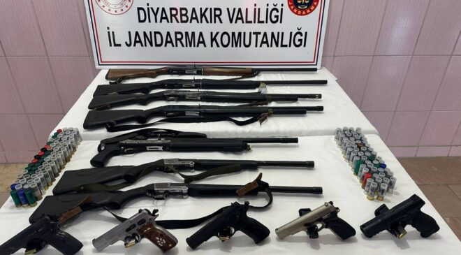 Diyarbakır’da Jandarmadan Silah Kaçakçılığı Operasyonu: 3 AK-47 ve 23 Tabanca Ele Geçirildi