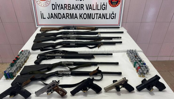 Diyarbakır’da Jandarmadan Silah Kaçakçılığı Operasyonu: 3 AK-47 ve 23 Tabanca Ele Geçirildi