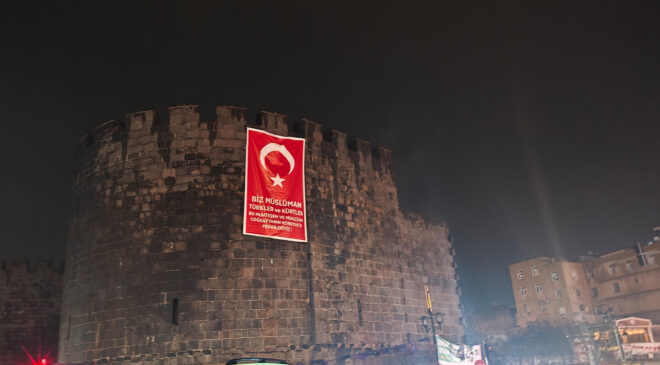 Diyarbakır Surlarına asıldı: ‘Türk-Kürt’ coğrafyasının koruyucu fedaileriyiz