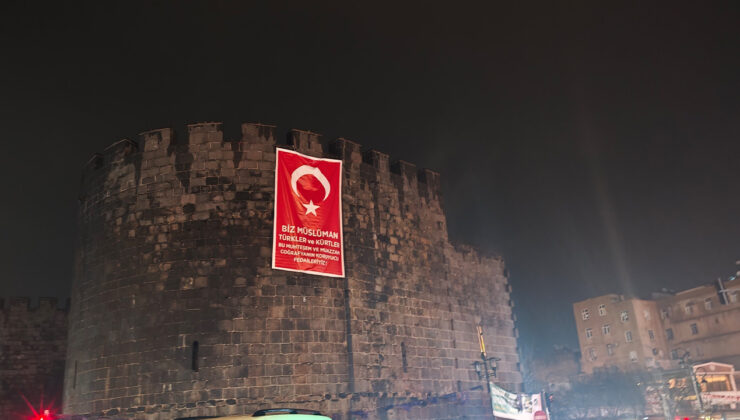 Diyarbakır Surlarına asıldı: ‘Türk-Kürt’ coğrafyasının koruyucu fedaileriyiz