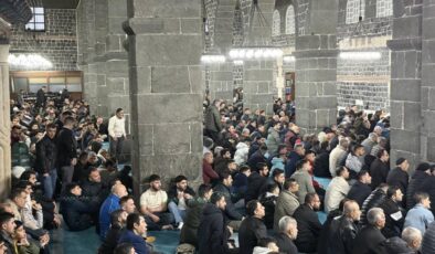 Diyarbakır İslam aleminin 5. Harem-i Şerif’i olarak kabul edilen tarihi camiye akın etti.