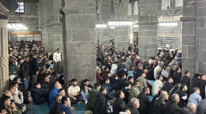 Diyarbakır İslam aleminin 5. Harem-i Şerif’i olarak kabul edilen tarihi camiye akın etti.