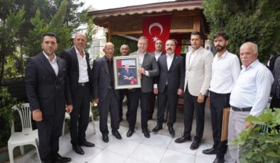 Dilovası’nda şehit ailesine anlamlı ziyaret: Devlet Bahçeli’nin fotoğrafı takdim edildi