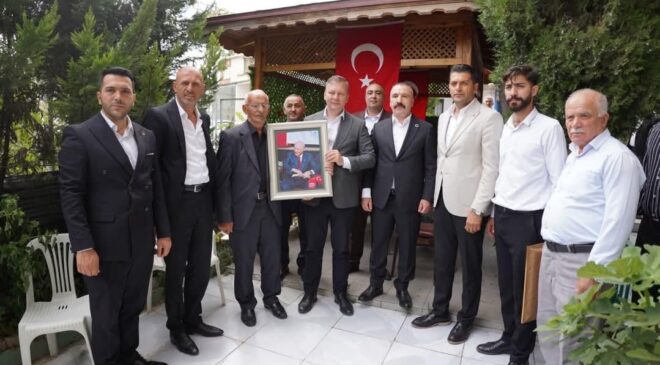 Dilovası’nda şehit ailesine anlamlı ziyaret: Devlet Bahçeli’nin fotoğrafı takdim edildi