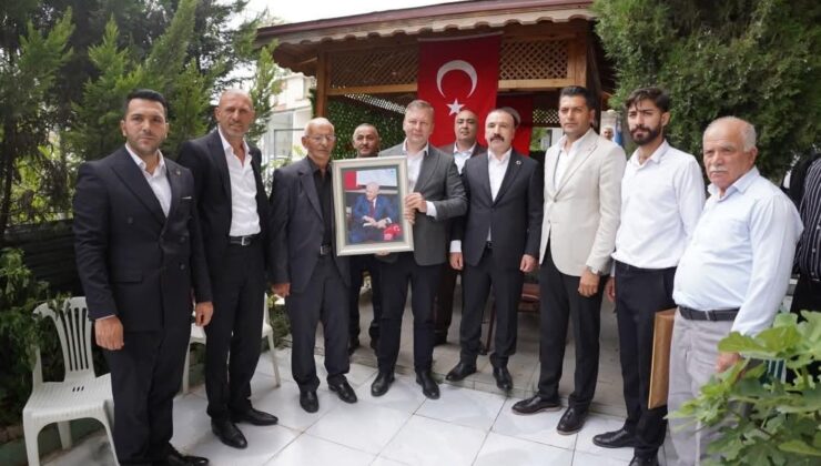 Dilovası’nda şehit ailesine anlamlı ziyaret: Devlet Bahçeli’nin fotoğrafı takdim edildi